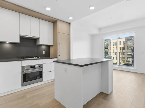 2268 Broadway E #404, Vancouver, BC V6K 0B2