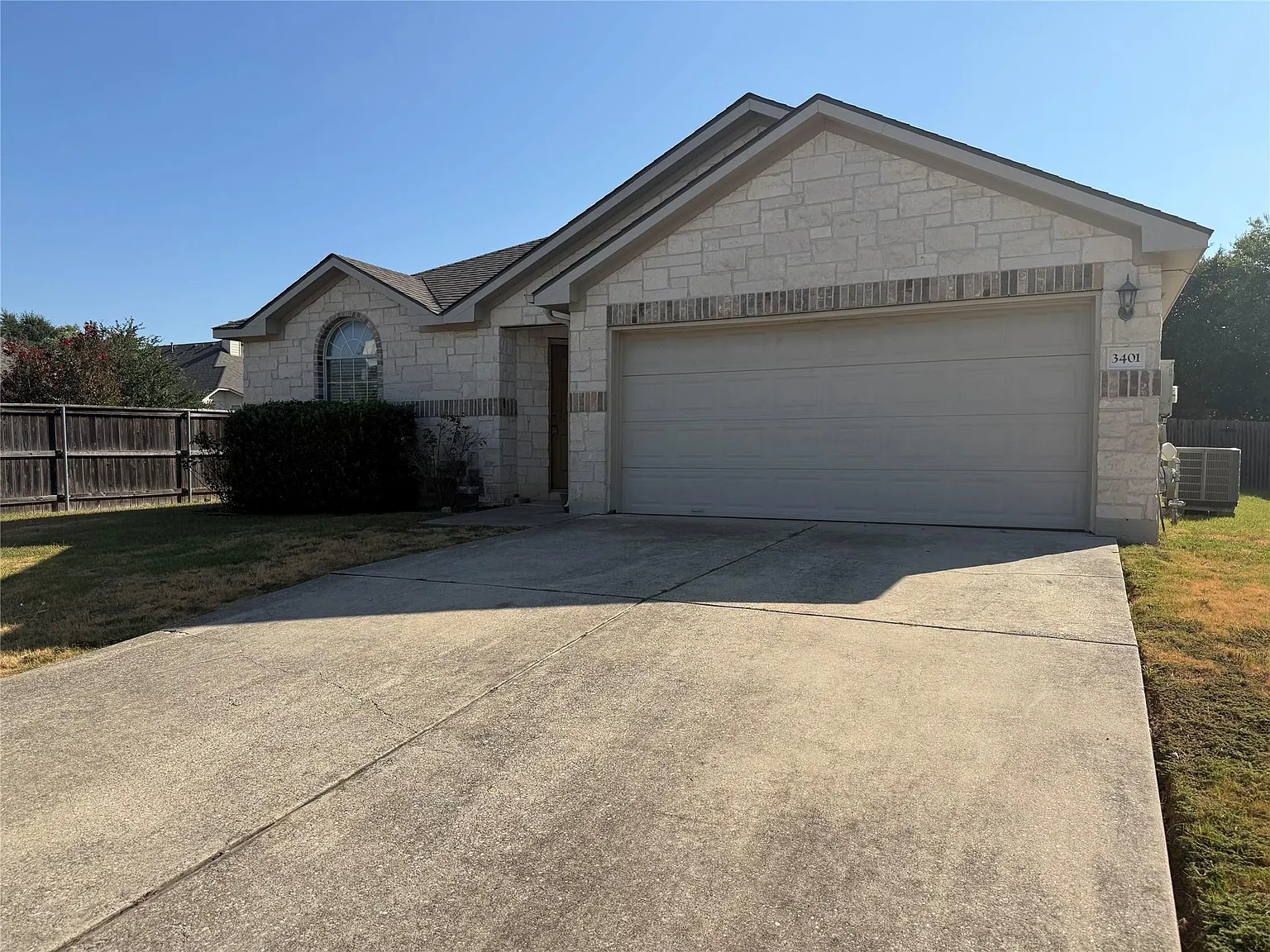 4 bed, 2.0 bath, 1917 sqft, $2,095 — Photo 1