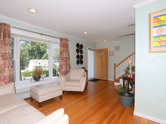 2nd image of 3830 Hudsonview St