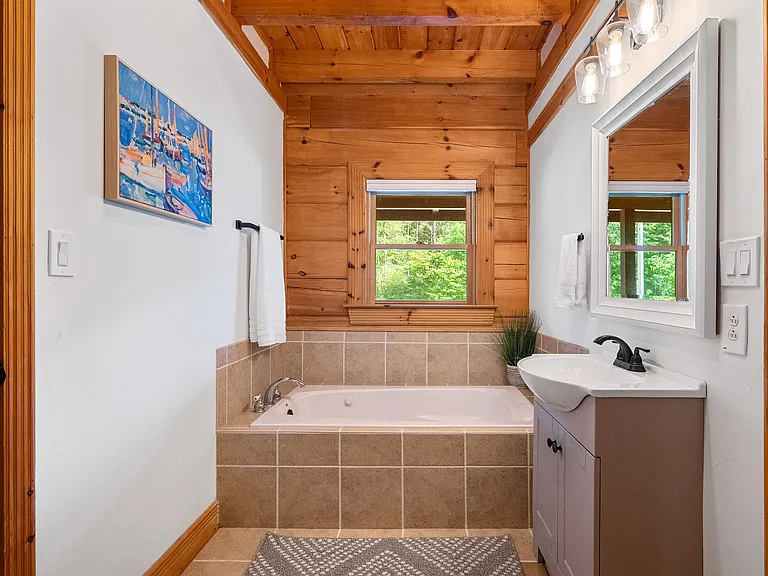 Full size main floor bathroom