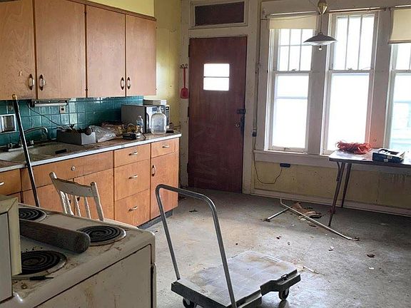 5th image of 525 Belford St
