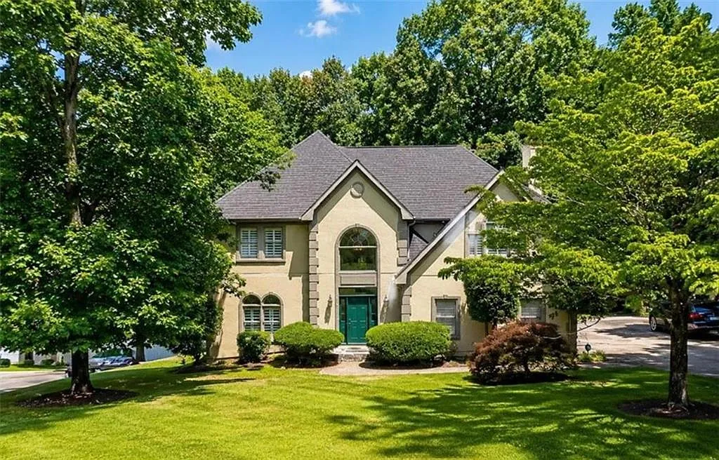4 bed, 2.5 bath, 2826 sqft, $2,590 — Photo 1