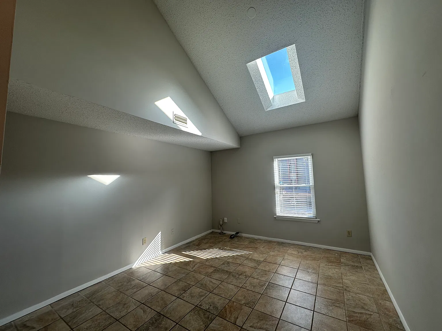 3 bed, 1394 sqft, $2,095 — Photo 4