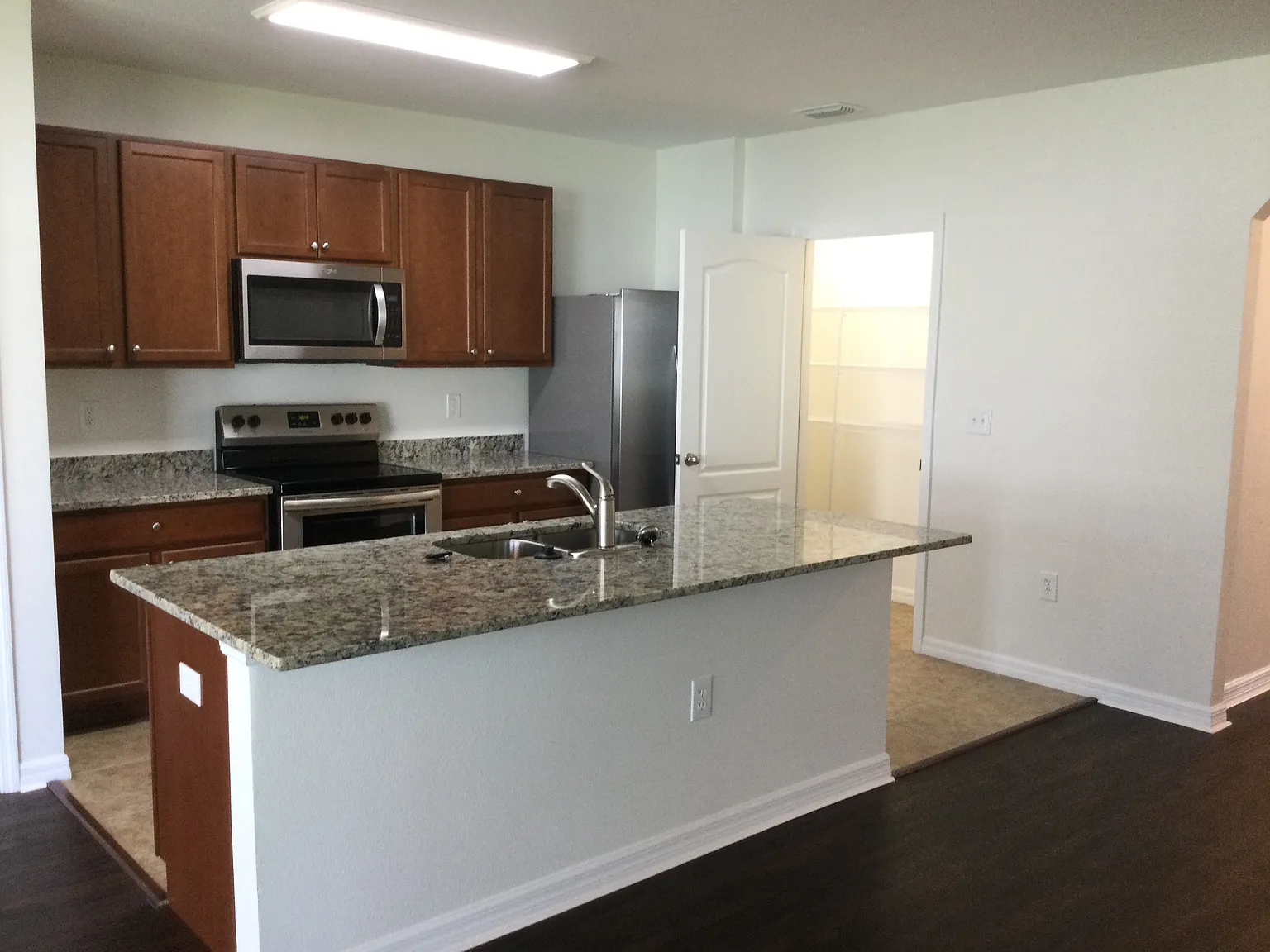 3 bed, 2.0 bath, 1690 sqft, $2,405 — Photo 2