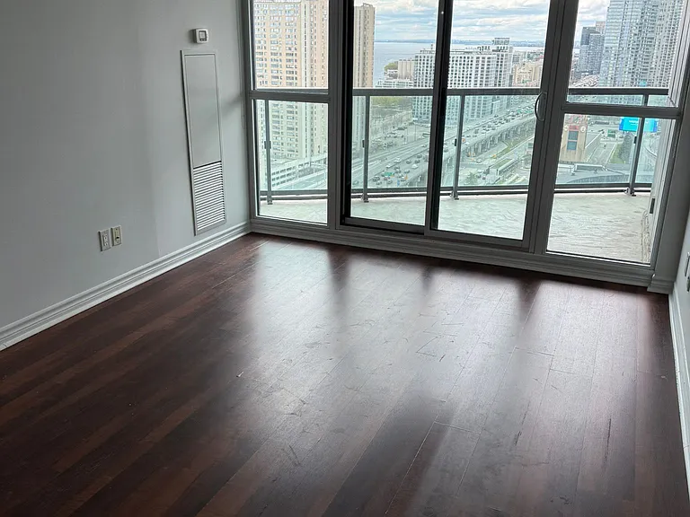 19 Grand Trunk Cres #2915 — Photo 5