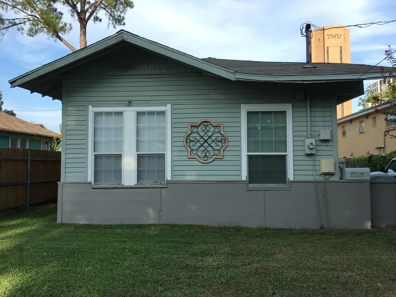 1402 N Austin St — Photo 2