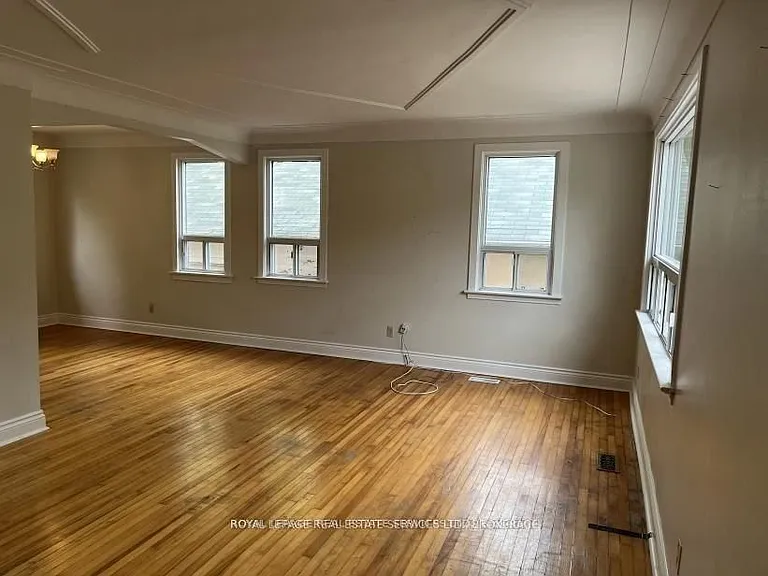 235 Lakeshore Rd W — Photo 6