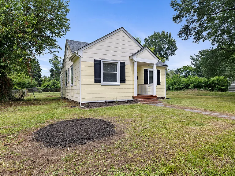 504 Pelham Dr — Photo 2