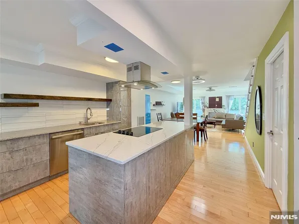 2330 5th Street #8, Fort Lee, NJ 07024