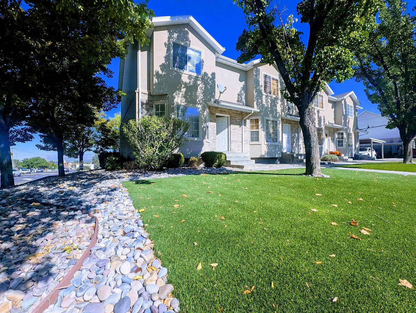 Huge Townhome in coveted East Cottonwood Heights! — Photo 1