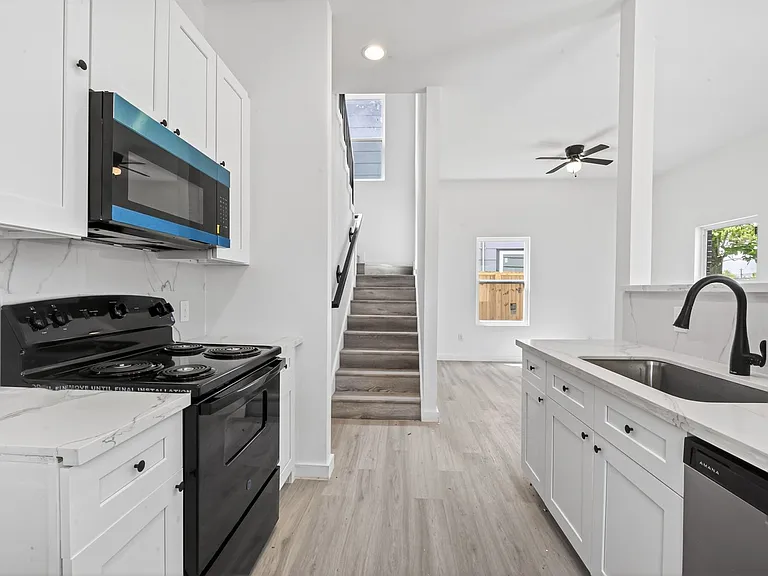 9007 Hilda St — Photo 3