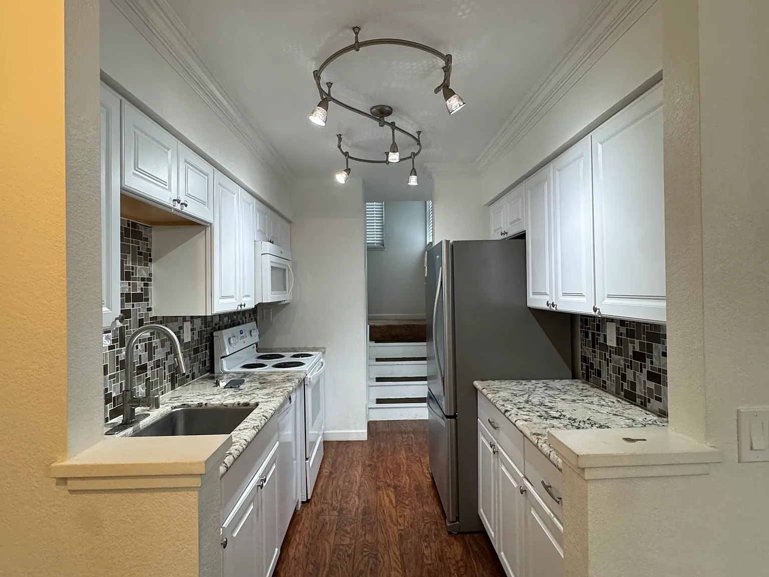 2 bed, 1.5 bath, 966 sqft, $2,500 — Photo 4