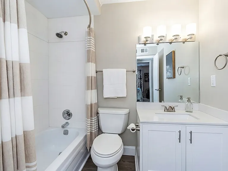 Colony at the Oaks Apartments Bathroom
