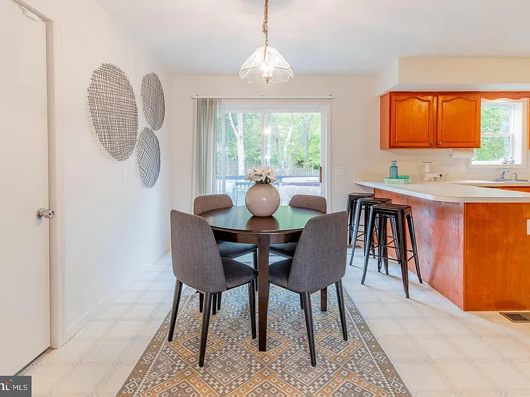 2024 Evansdale Dr — Photo 10