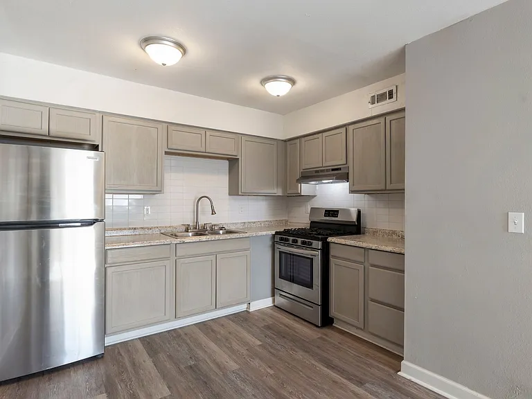 Crossroads Villa Apartments — Photo 38