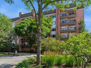209 Rivershire Ln APT 302, Lincolnshire, IL