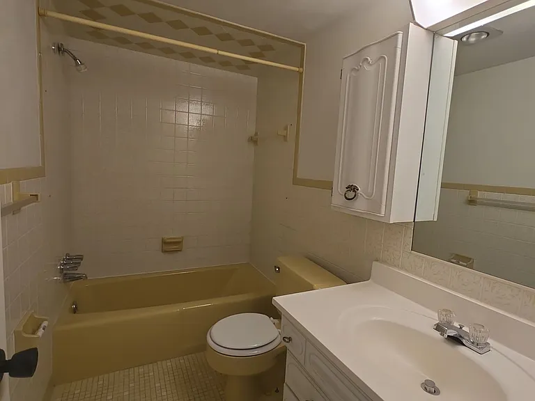 Olympia Park Apartments 1 and 2 Bedroom Units Available THIS SUMMER! — Photo 20