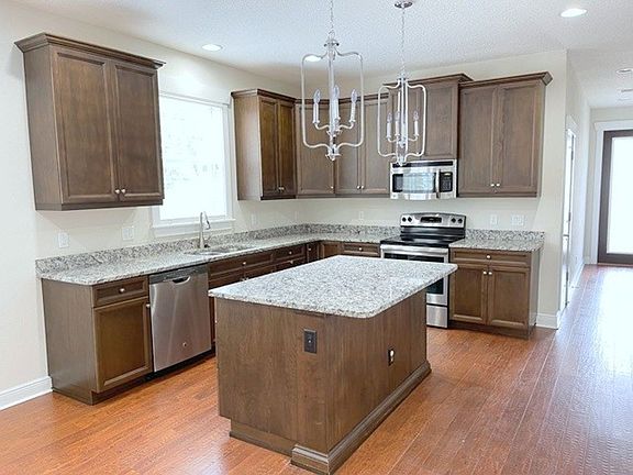 4th image of 2940 Knights Ave #2
