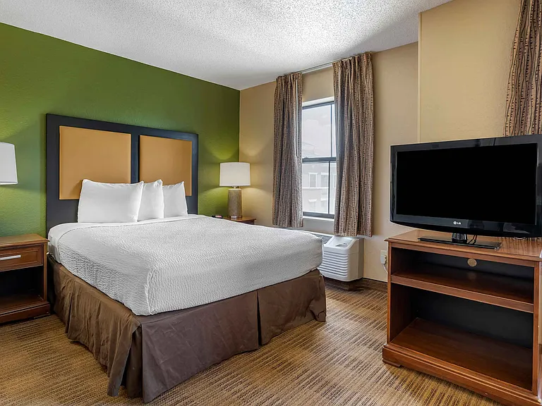 Deluxe Studio - 1 Queen Bed