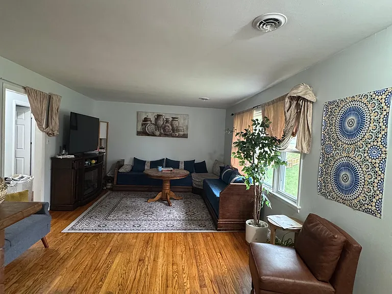 1439 Crawford Ave — Photo 3