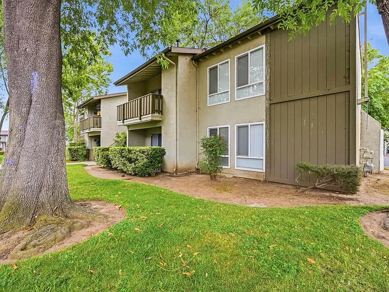 2536 White Oak Pl #5 — Photo 2