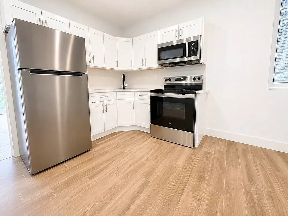 452 E 26th St #1B