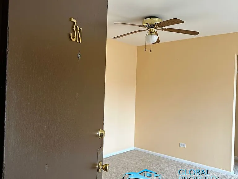 260 E Grand Ave — Photo 14