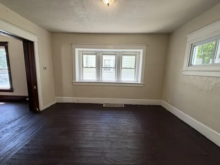 768 Beardsley St — Photo 4