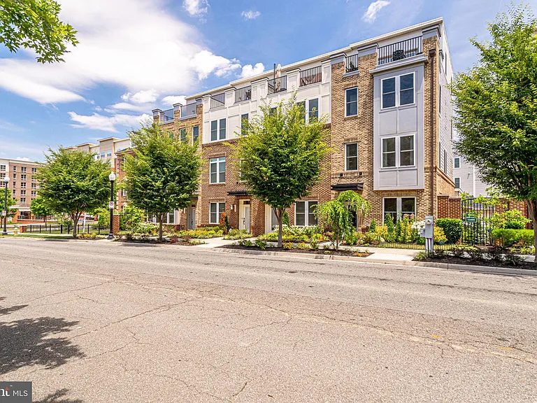 1133 S Monroe St — Photo 43