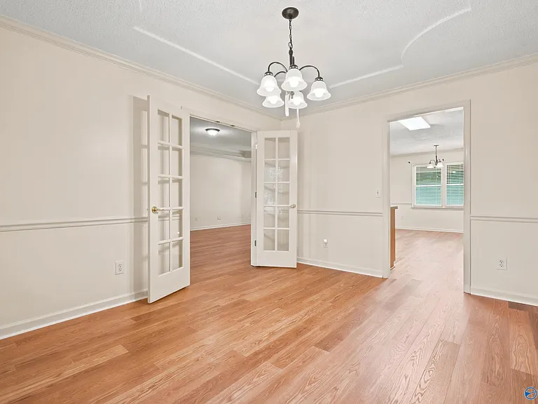 135 Castleton Dr — Photo 9