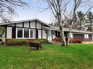 1396 Heather Hill Dr, Hubertus, WI 53033