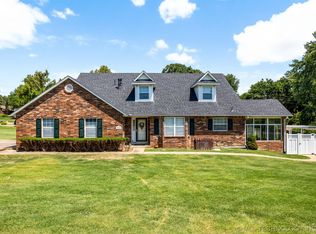 1014 N Douglas Dr, Claremore, OK 74017