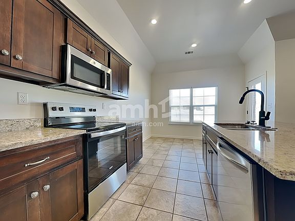 3rd image of 3210 Greenhouse Dr
