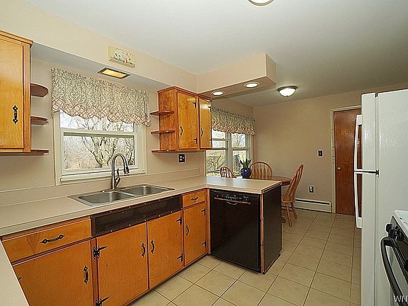 3rd image of 1561 Ridge Rd