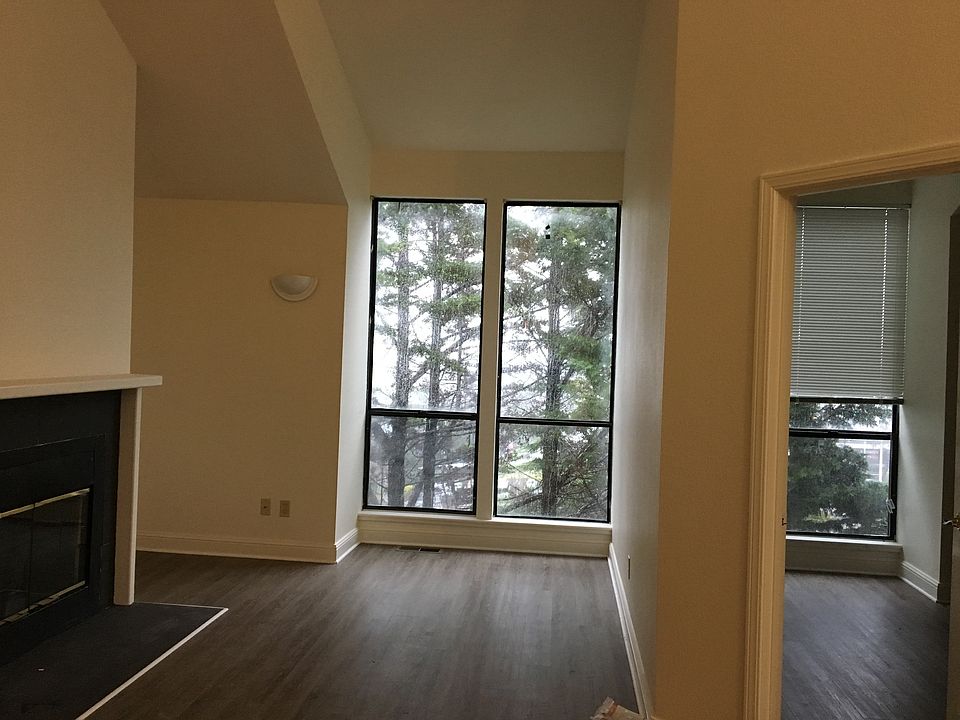 1st image of 916 Meadowsweet Dr