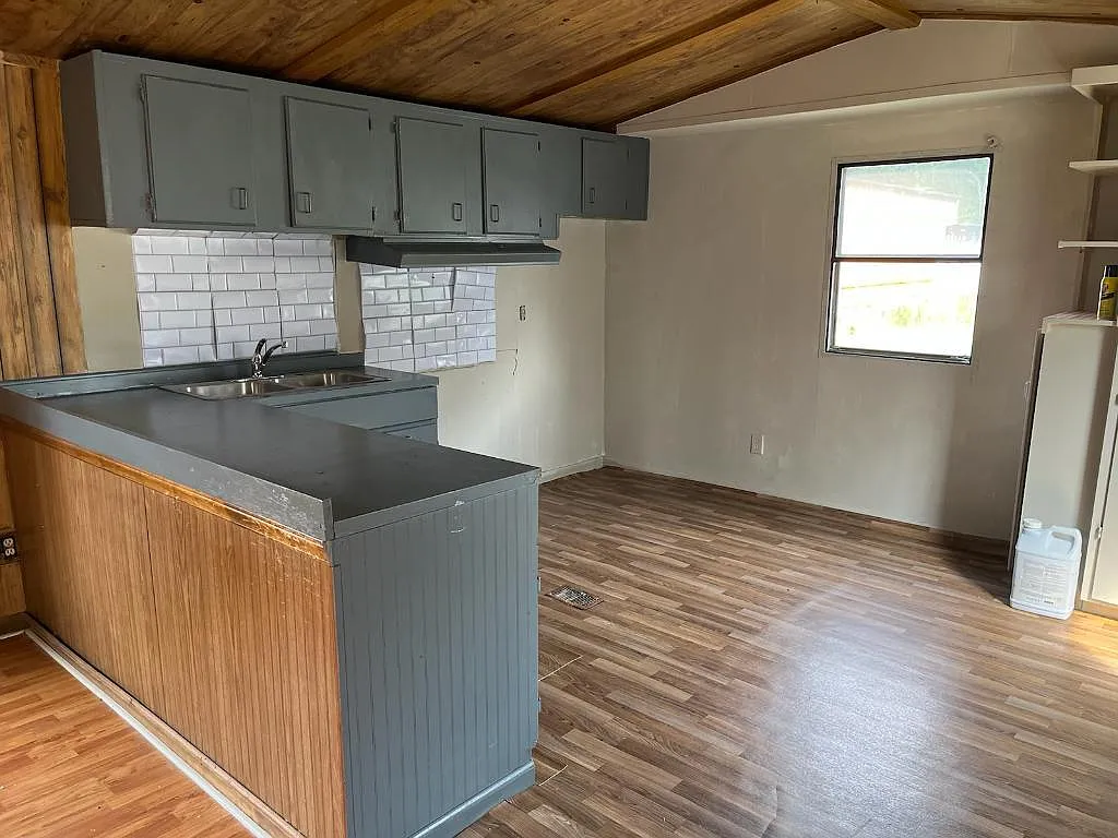 109 Goddard Ln — Photo 2
