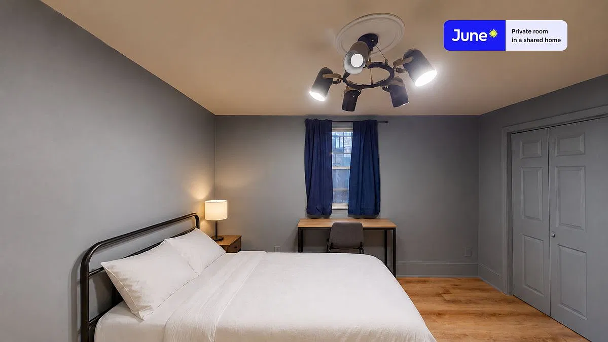 Queen bedroom in 5 bed/2 bath home in Columbia Heights #337 C — Photo 1