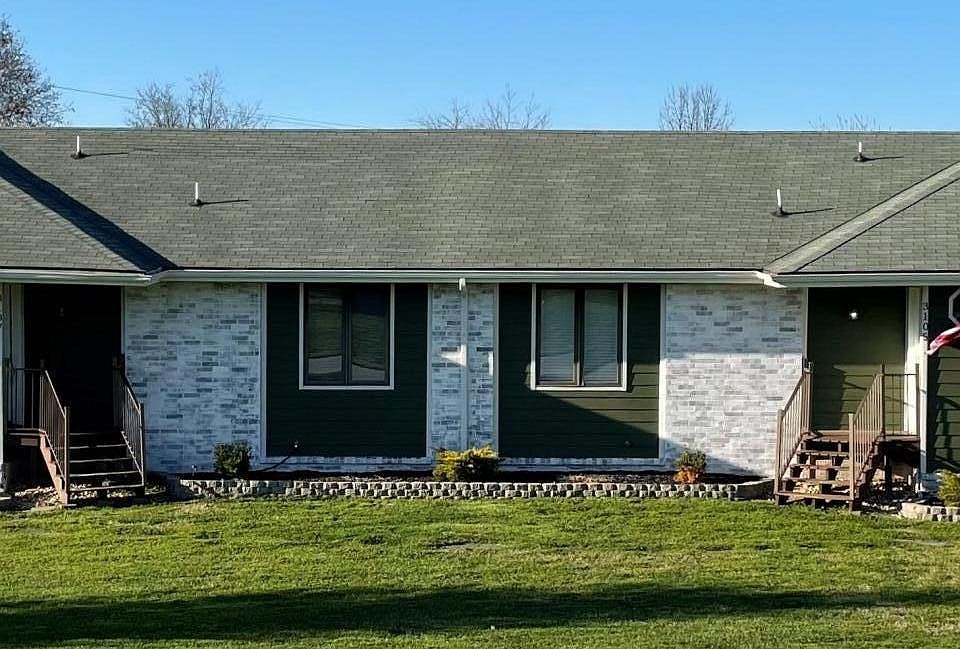 Front of duplex. Unit for Rent/Lease is 3105 (on the right).