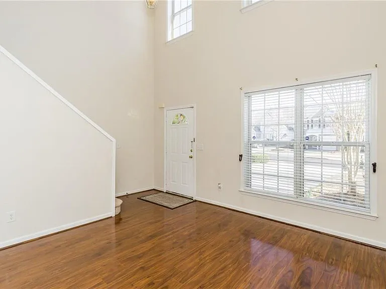 2880 Commonwealth Cir — Photo 2
