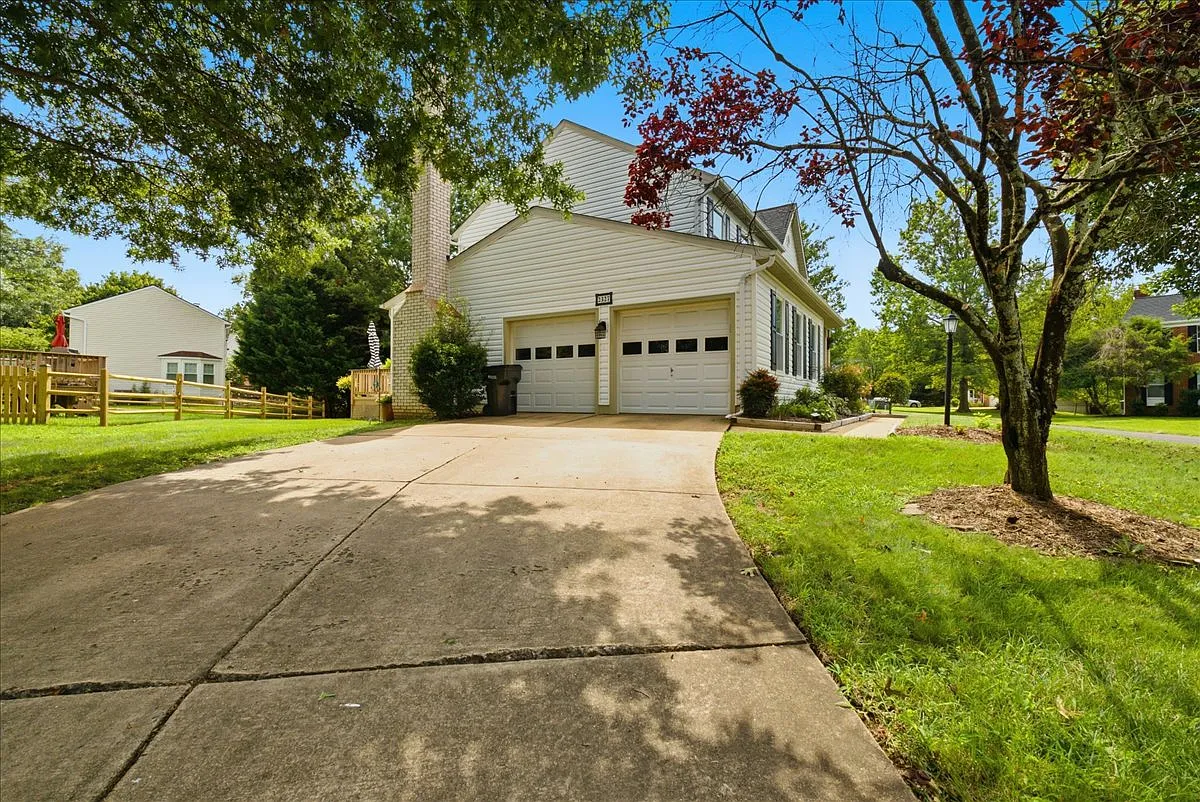 4 bed, 2600 sqft, $3,800 — Photo 3