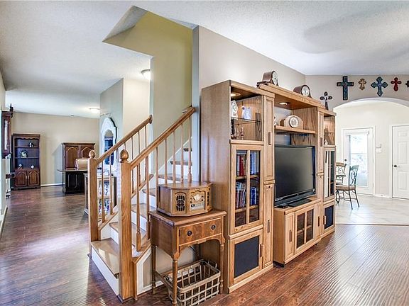 2nd image of 701 Yaupon Dr