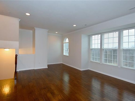 5th image of 909 Bell Dr