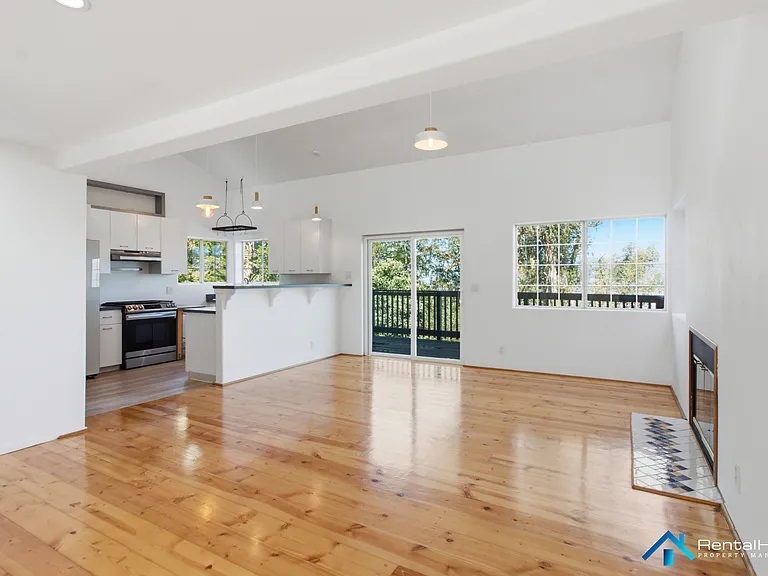 2433 Hines Dr — Photo 2