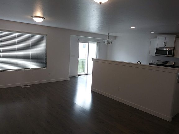 4th image of 61 E Bluegrass Row