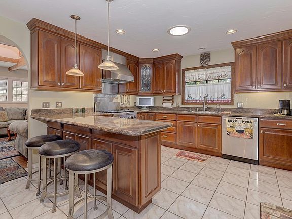 5th image of 519 Macarthur Dr
