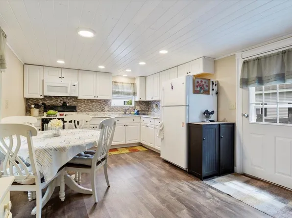 28 Barksdale Avenue, Londonderry, NH 03053