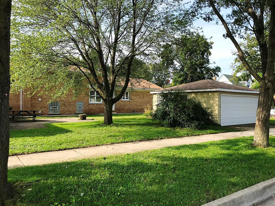 2nd image of 6821 W Balmoral Ave