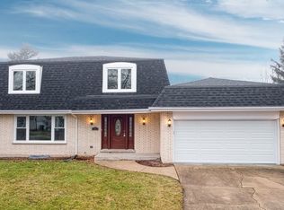 77 Finch Ct, Naperville, IL 60565