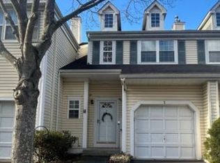 3 Chelsea Dr #3, Smithtown, NY 11787