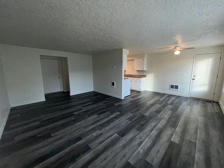 P117 - Gardenside Apartments — Photo 29